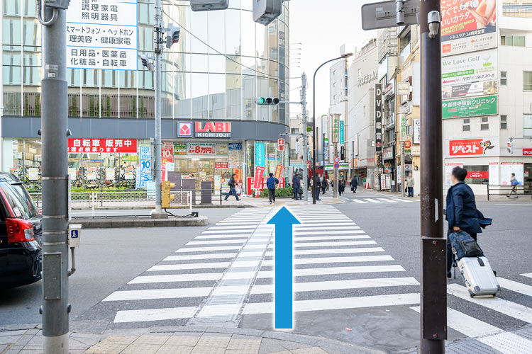 横断歩道を渡り、直進します